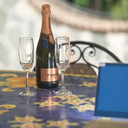 לינה וארוחת בוקר Il Girasole אג'רולה